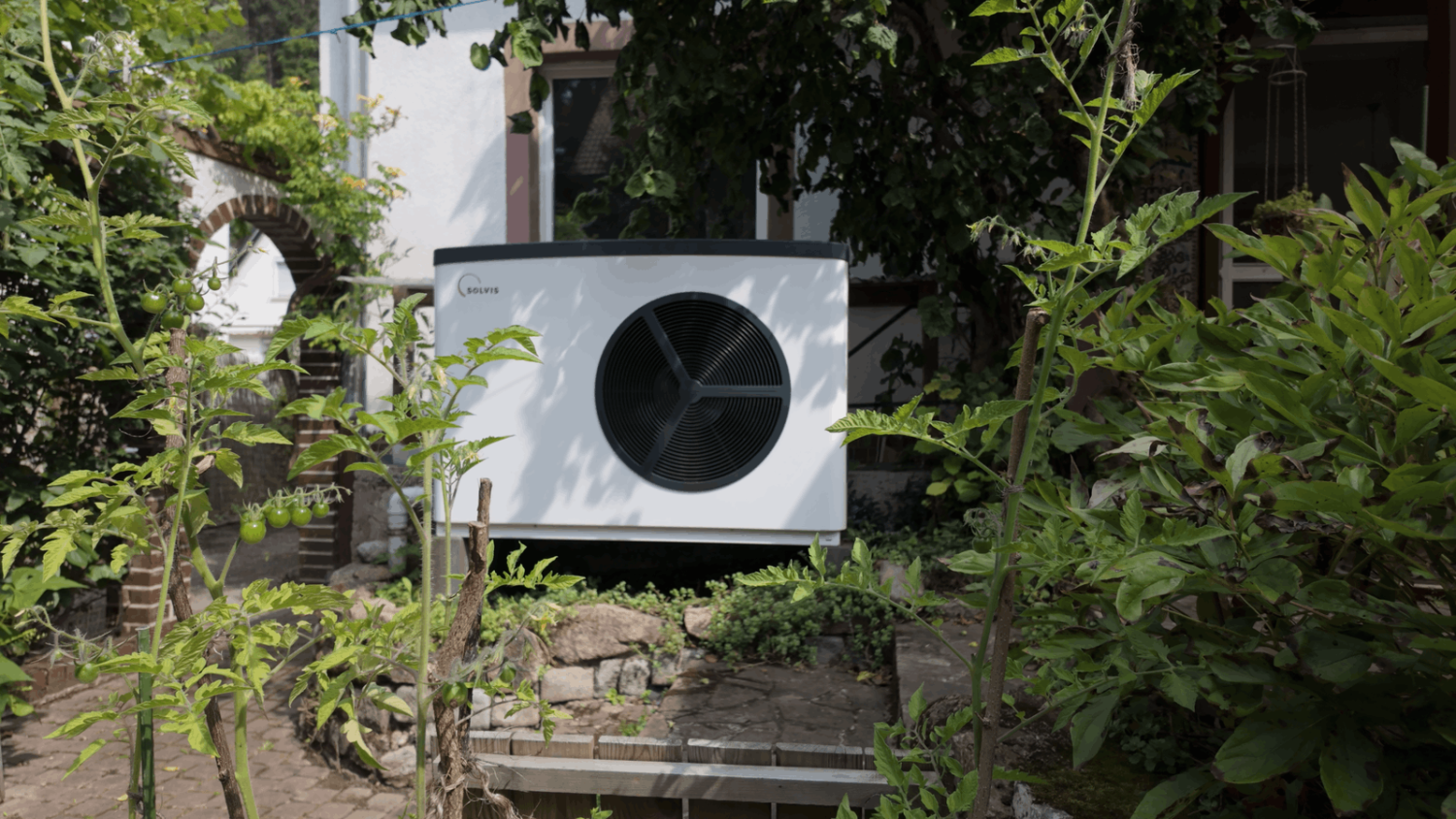 Wärmepumpe im Garten in Weinheim